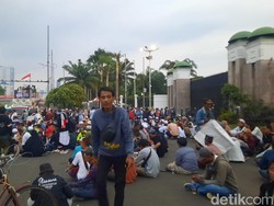 Massa Demo yang Tolak Coldplay Kini Berpindah ke Depan DPR