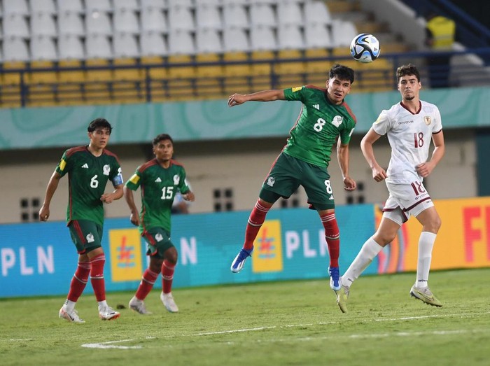 Pesepak bola Timnas Meksiko José Urias (kedua kanan)
berebut bola di udara dengan pesepak bola Timnas Venezuela Alejandro Cichero saat pertandingan babak penyisihan Grup F Piala Dunia U-17 2023 di Stadion Si Jalak Harupat, Bandung, Jawa Barat, Rabu (15/11/2023). ANTARA FOTO/M Agung Rajasa/nym.