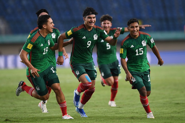 Pesepak bola Timnas Meksiko José Urias (kedua kanan)
berebut bola di udara dengan pesepak bola Timnas Venezuela Alejandro Cichero saat pertandingan babak penyisihan Grup F Piala Dunia U-17 2023 di Stadion Si Jalak Harupat, Bandung, Jawa Barat, Rabu (15/11/2023). ANTARA FOTO/M Agung Rajasa/nym.