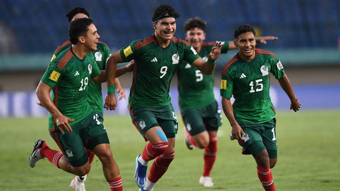 Pesepak bola Timnas Meksiko José Urias (kedua kanan)
berebut bola di udara dengan pesepak bola Timnas Venezuela Alejandro Cichero saat pertandingan babak penyisihan Grup F Piala Dunia U-17 2023 di Stadion Si Jalak Harupat, Bandung, Jawa Barat, Rabu (15/11/2023). ANTARA FOTO/M Agung Rajasa/nym.
