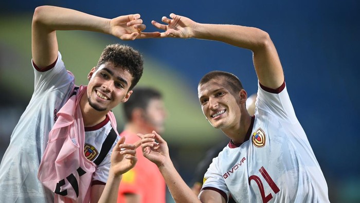 Meksiko U-17 Vs Venezuela U-17 Berakhir Imbang 2-2 Pesepak bola Timnas Meksiko José Urias (kedua kanan)
berebut bola di udara dengan pesepak bola Timnas Venezuela Alejandro Cichero saat pertandingan babak penyisihan Grup F Piala Dunia U-17 2023 di Stadion Si Jalak Harupat, Bandung, Jawa Barat, Rabu (15/11/2023). ANTARA FOTO/M Agung Rajasa/nym.