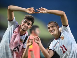 Ekspresi pesepak bola Timnas Venezuela Nicola Profeta (kanan) bersama rekannya setelah berhasil mencetak gol lewat pinalti ke gawang Timnas Meksiko pada pertandingan fase Grup F Piala Dunia U-17 2023 di Stadion Si Jalak Harupat, Bandung, Jawa Barat, Rabu (15/11/2023).  