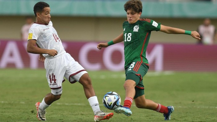 Pesepak bola Timnas Meksiko José Urias (kedua kanan)
berebut bola di udara dengan pesepak bola Timnas Venezuela Alejandro Cichero saat pertandingan babak penyisihan Grup F Piala Dunia U-17 2023 di Stadion Si Jalak Harupat, Bandung, Jawa Barat, Rabu (15/11/2023). ANTARA FOTO/M Agung Rajasa/nym.