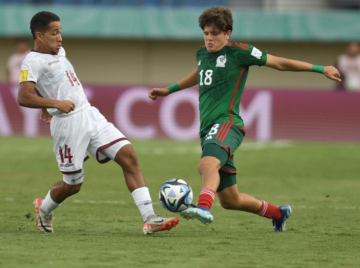 Pesepak bola Timnas Meksiko José Urias (kedua kanan)
berebut bola di udara dengan pesepak bola Timnas Venezuela Alejandro Cichero saat pertandingan babak penyisihan Grup F Piala Dunia U-17 2023 di Stadion Si Jalak Harupat, Bandung, Jawa Barat, Rabu (15/11/2023). ANTARA FOTO/M Agung Rajasa/nym.