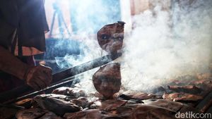 Melihat Produksi Ikan Asap yang Menggoda Lidah