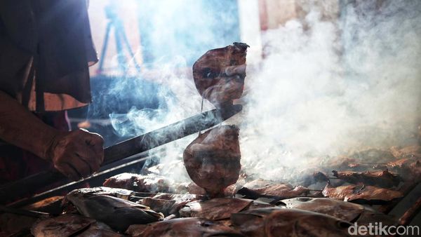 Melihat Produksi Ikan Asap yang Menggoda Lidah
