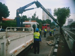 Mobil Tabrak Separator Busway di Slipi arah Tomang, Lalin Jelang TKP Tersendat