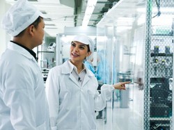 Mencari HP Foldable Terbaik, Najwa Shihab Sidak Perakitan OPPO Find N3