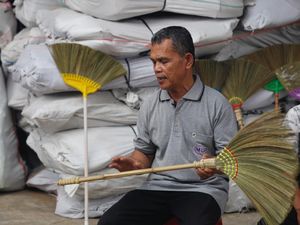Olah Rumput Rayung Jadi Sapu, Perajin Ini Kantongi Omzet Rp 500 Juta/Bulan