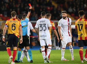 Giroud Diskors Dua Laga usai Menghina Wasit Giroud Diskors Dua Laga usai Menghina Wasit