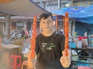 Viral! Sate Godzilla Jumbo di Pasar Badung Panjangnya 55 Cm Viral! Sate Godzilla Jumbo di Pasar Badung Panjangnya 55 Cm