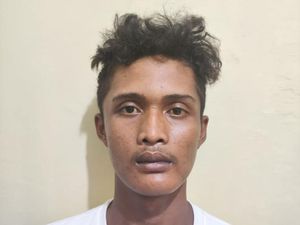 Pilu Siswi SMP Lahat Diperkosa Mantan Pacar di Teras Sekolah Pilu Siswi SMP Lahat Diperkosa Mantan Pacar di Teras Sekolah