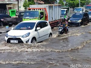 Jalan di Muktiharjo Lor Semarang Banjir Terlihat Bak Sungai Siang Ini
