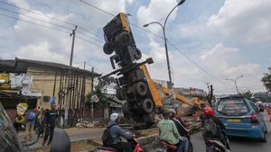 Penampakan Crane Roboh di Cibinong