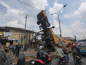 Penampakan Crane Roboh di Cibinong