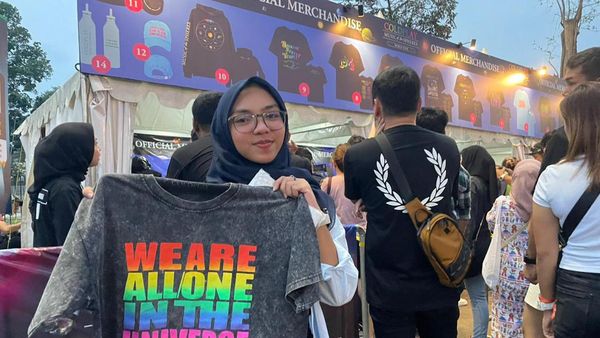 Rela Antre Panjang Demi Merchandise Coldplay
