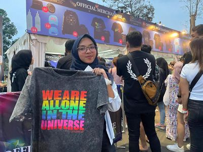 Rela Antre Panjang Demi Merchandise Coldplay