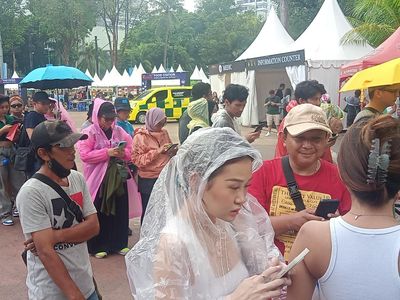 Rintik Hujan Basahi Antrean Penonton Konser Coldplay
