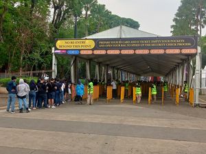 Antisipasi Hujan, Penonton Konser Coldplay Boleh Masuk Lebih Awal