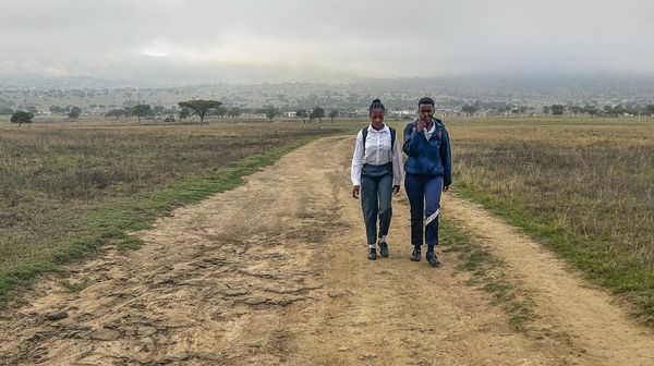 Perjuangan Anak-anak di Afsel Harus Jalan Berkilo-kilometer untuk Sekolah