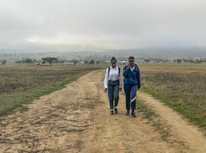 Perjuangan Anak-anak di Afsel Harus Jalan Berkilo-kilometer untuk Sekolah Perjuangan Anak-anak di Afsel Harus Jalan Berkilo-kilometer untuk Sekolah