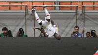 Di menit akhir babak pertama, menit ke-45+6, AS menambah golnya. Figueroa gagal menyambut umpan mendatar di depan gawang, tapi ada Nimfasha Berchimas yang berdiri sejajar dan tidak terkawal, lantas sukses menuntaskan peluangnya. Babak pertama ditutup dengan keunggulan AS 2-0. Meski diserang di awal, AS mampu menekan di menit-menit akhir.