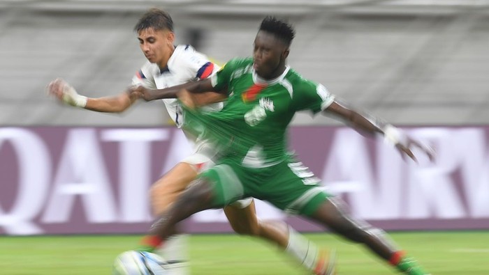 Timnas Amerika Serikat berpose untuk foto tim sebelum menghadapi Timnas Burkina Faso dalam laga penyisihan Grup E Piala Dunia U-17 di Jakarta International Stadium, Jakarta, Rabu (15/11/2023). ANTARA FOTO/Akbar Nugroho Gumay/rwa.