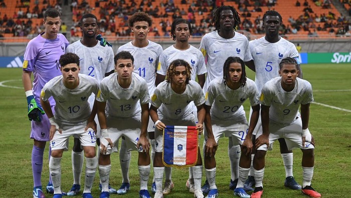 Timnas Prancis berfoto sebelum melawan Timnas Korea Selatan dalam laga penyisihan Grup E Piala Dunia U-17 di Jakarta International Stadium, Jakarta, Rabu (15/11/2023). ANTARA FOTO/Akbar Nugroho Gumay/rwa.