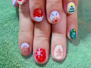 8 Inspirasi Nail Art untuk Tampil Lebih Cantik di Hari Natal 8 Inspirasi Nail Art untuk Tampil Lebih Cantik di Hari Natal