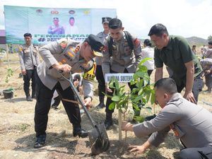 Polda Sulteng Tanam 1.000 Bibit Pohon Wujudkan Lingkungan Hijau dan Bersih