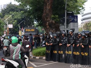 Kericuhan Warnai Massa Penolak Coldplay di Dekat GBK