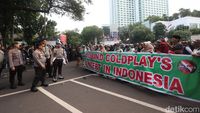 Polisi Bubarkan Pendemo Coldplay