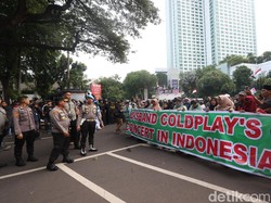 5 Fakta Aksi Tolak Coldplay di GBK hingga Macet di Mana-mana