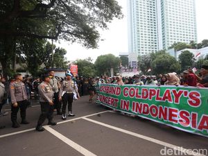 Polisi Bubarkan Pendemo Coldplay Polisi Bubarkan Pendemo Coldplay