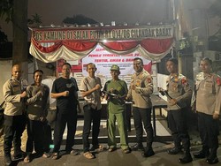 Perkuat Keamanan, Polsek Cilandak Fasilitasi Hansip Tongkat dan Senter