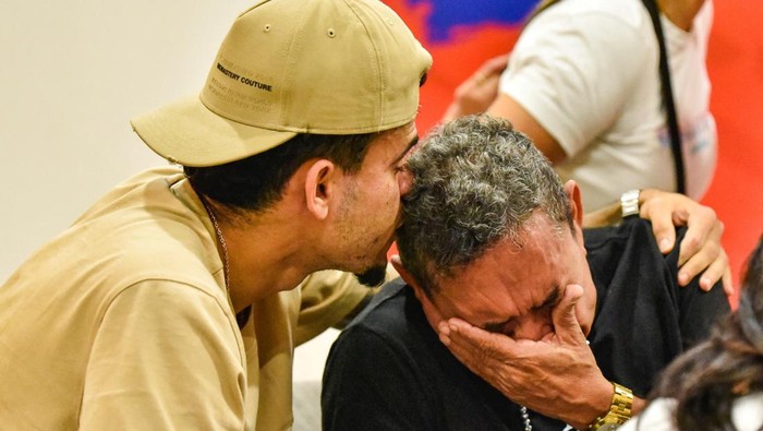 Liverpool soccer player Luis Diaz hugs his father Luis Manuel Diaz, following Luis Manuels release by leftist National Liberation Army (ELN) after he was taken hostage, in Barranquilla, Colombia November 14, 2023.  Colombia Football Federation/Handout via REUTERS ATTENTION EDITORS - THIS IMAGE HAS BEEN SUPPLIED BY A THIRD PARTY NO RESALES. NO ARCHIVES