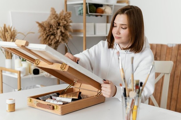 Potret ilustrasi melakukan hobi/ Foto: freepik.com Potret ilustrasi melakukan hobi