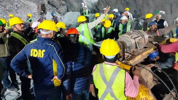 Puluhan Pekerja Terjebak di Terowongan Bawah Tanah India