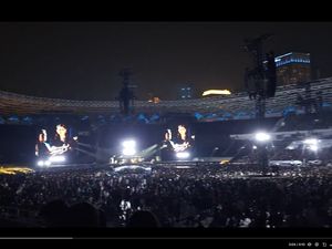 Rahmania Astrini Nyanyikan 6 Lagu di Pembuka Konser Coldplay Jakarta Rahmania Astrini Nyanyikan 6 Lagu di Pembuka Konser Coldplay Jakarta