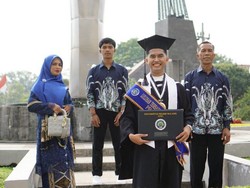 Ini Riko Rahmad, Wisudawan Terbaik UM yang Lulus dengan 5 Beasiswa