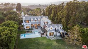 Potret Rumah Chris Martin di Malibu yang Dijual Rp 223 M
