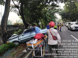 Sedan Tabrak Pohon di Puri Kembangan Jakbar, Lalin Sempat Tersendat