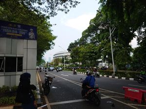 Jalan Gerbang Pemuda Senayan Ditutup Sebagian Akibat Demo Tolak Coldplay