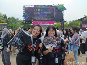 Dua Wanita Ini Raup Rp 2 Juta Jual Merchandise di Konser Coldplay