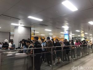 Ramainya Stasiun MRT Istora di Jam Pulang Kerja Jelang Konser Coldplay Ramainya Stasiun MRT Istora di Jam Pulang Kerja Jelang Konser Coldplay