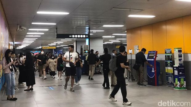 Stasiun MRT Istora Mandiri tampak padat penumpang pada sore hari ini. Para penumpang banyak berdatangan ke Stasiun MRT Istora Mandiri. (Fitrya AK/detikcom)