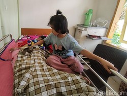 Perjuangan Bocah 11 Tahun Sebatang Kara Rawat Ibu yang Lumpuh