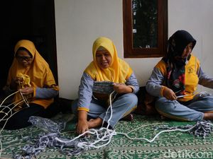 Top! Kreasi Rajut Emak-emak Purbalingga Laku Puluhan Juta