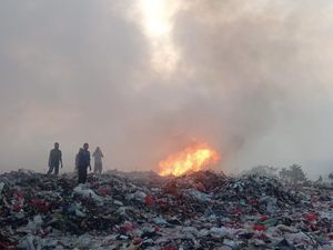 24 Jam Kebakaran di TPA Tondong Sinjai, Damkar Masih Berupaya Padamkan Api 24 Jam Kebakaran di TPA Tondong Sinjai, Damkar Masih Berupaya Padamkan Api