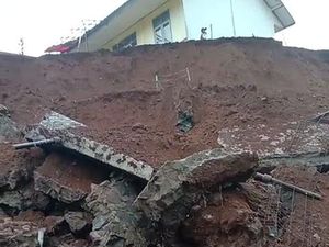 TPT SD di Pelosok KBB Longsor Timpa Rumah Warga